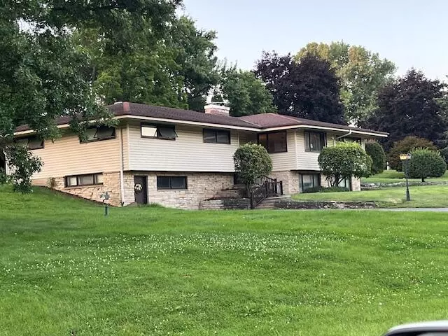 S23W22852 Hinsdale Rd, Waukesha, WI 53186