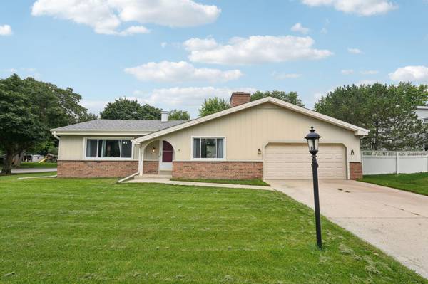 2735 Coventry Ln, Waukesha, WI 53188