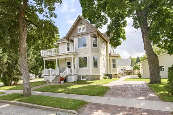 144 Evergreen St, Dousman, WI 53118