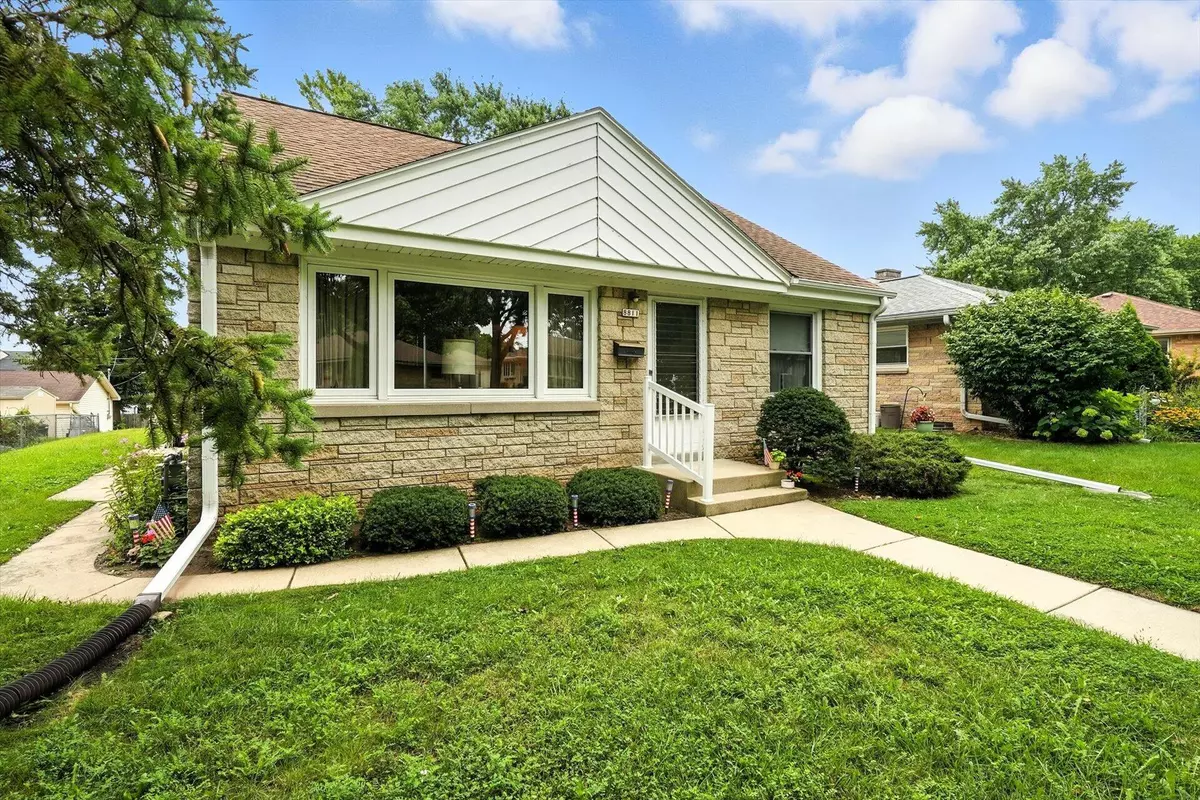 West Allis, WI 53227,8811 W Stuth Ave
