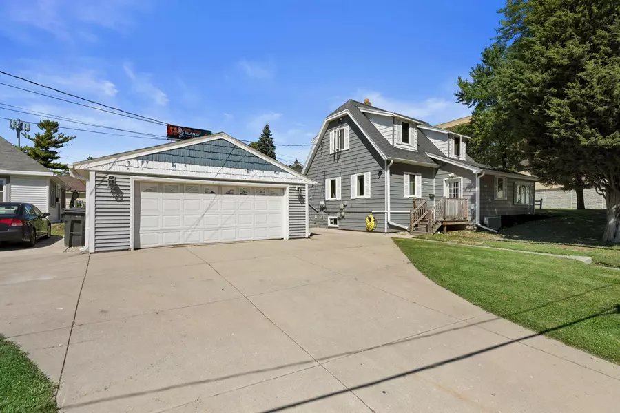 10006 W Bungalow Pkwy, West Allis, WI 53214