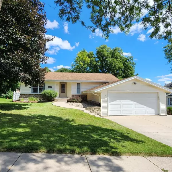 605 Briar Hill Dr, Waukesha, WI 53188