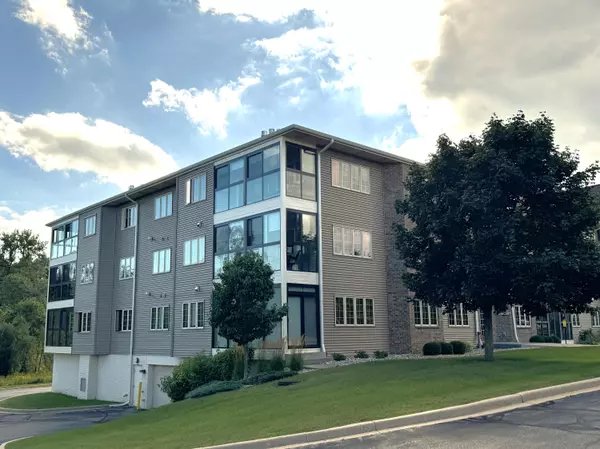 291 Oconomowoc Pkwy Unit 302-2, Oconomowoc, WI 53066