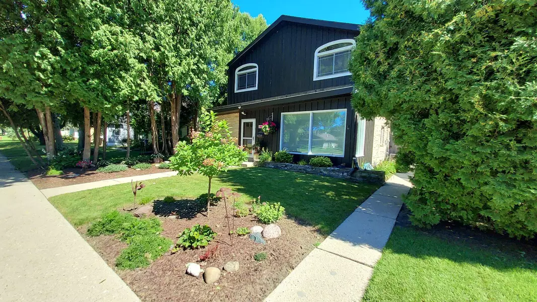 3328 S Honey Creek Dr, Milwaukee, WI 53219