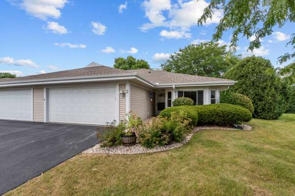 7214 W Mequon Square Dr, Mequon, WI 53092