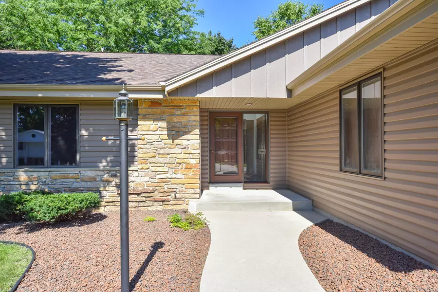 4585 S Delphine Dr, New Berlin, WI 53151