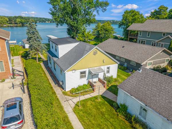 N28W27564 Peninsula Dr, Pewaukee, WI 53072