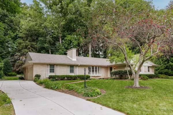 1660 Lindhurst Ct, Elm Grove, WI 53122