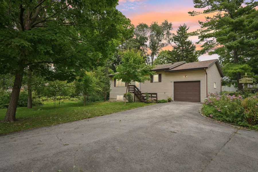 4320 S 35th St, Greenfield, WI 53221