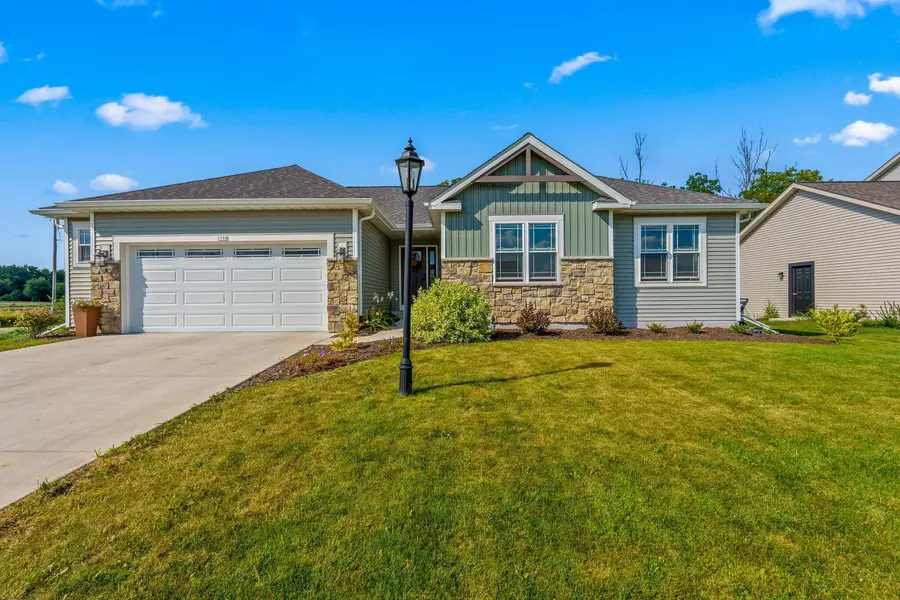 1790 Morgan Station Ct, Oconomowoc, WI 53066