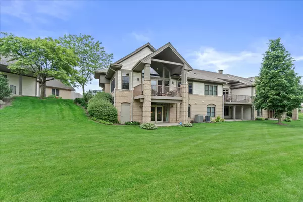 7510 W Tuckaway Pines Cir, Franklin, WI 53132