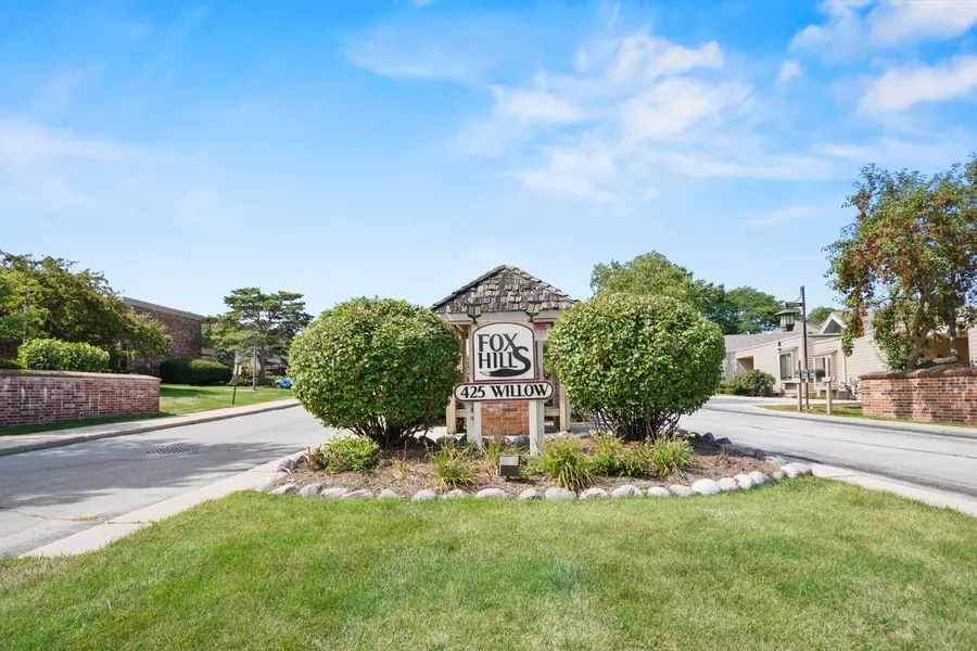 425 W Willow Ct Unit 101, Fox Point, WI 53217