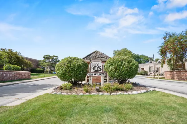 425 W Willow Ct Unit 101, Fox Point, WI 53217