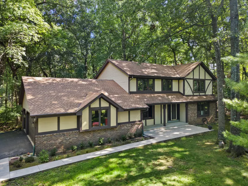 W263N7064 Thousand Oaks Dr, Lisbon, WI 53089