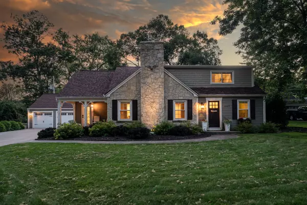 1647 N 122nd St, Wauwatosa, WI 53226