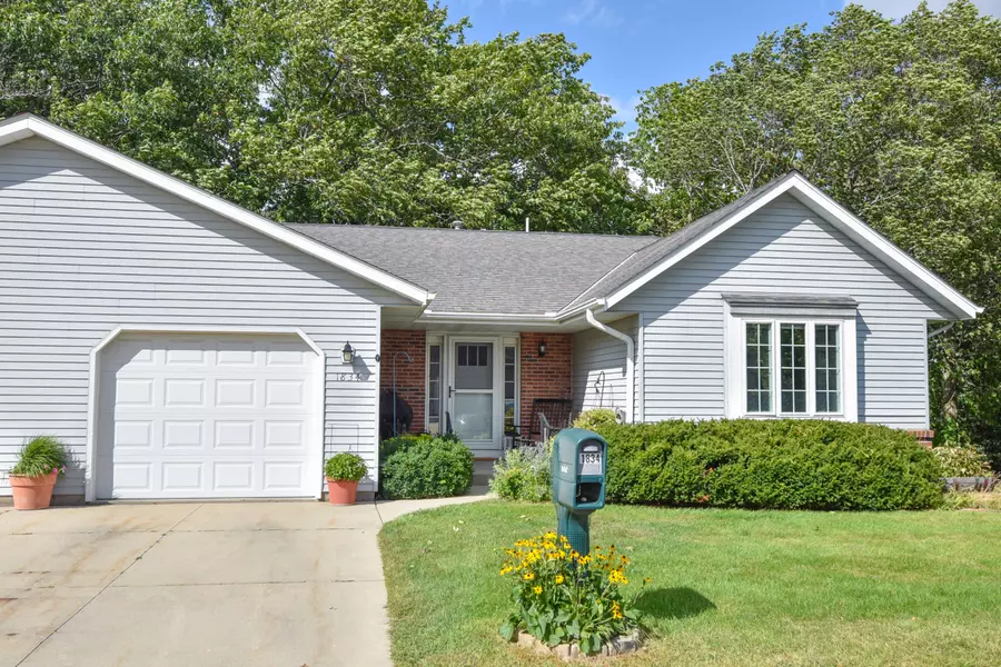 1834 Hilltop Dr, West Bend, WI 53095