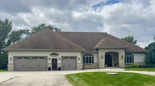 N52W35577 W Lake Dr, Oconomowoc, WI 53066