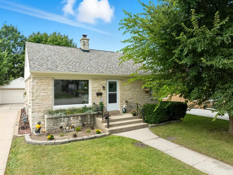 826 N Oakwood Ave, Oconomowoc, WI 53066