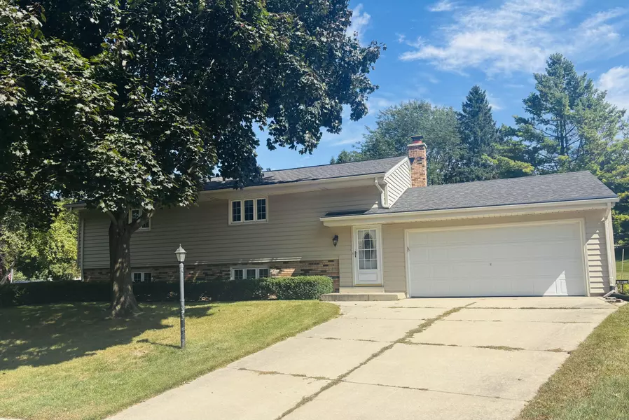 605 Rawlins Dr, Waukesha, WI 53188