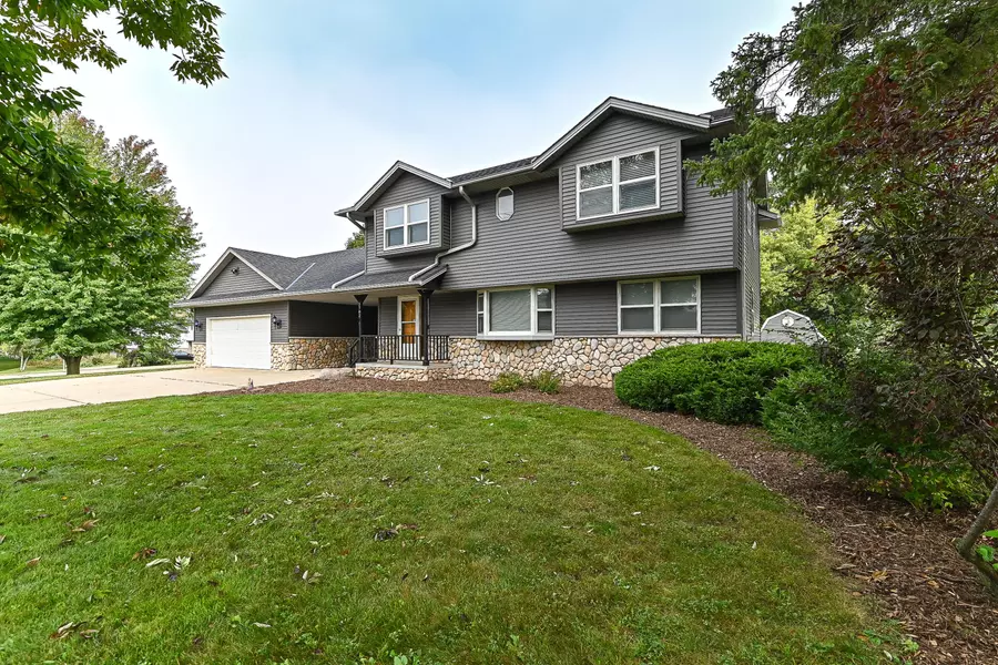 3702 E Oakwood Rd, Oak Creek, WI 53154