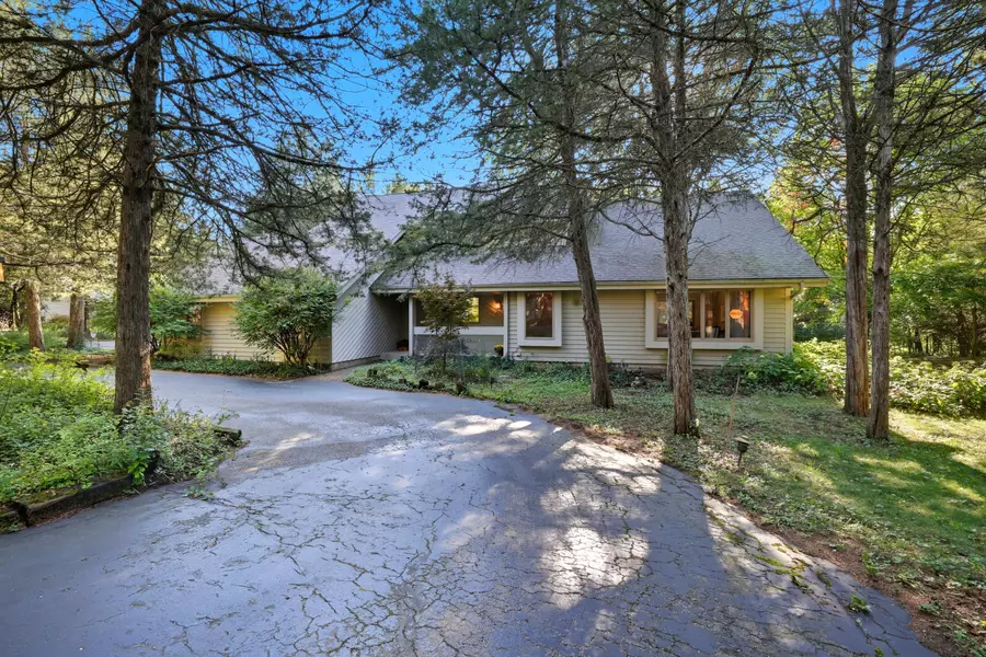 35048 Wayfare Trl, Summit, WI 53066