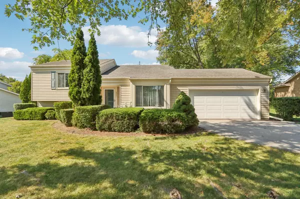 377 Briar Ct, Pewaukee, WI 53072