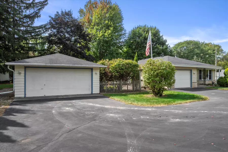 N16W27601 Pheasant Ln, Pewaukee, WI 53072