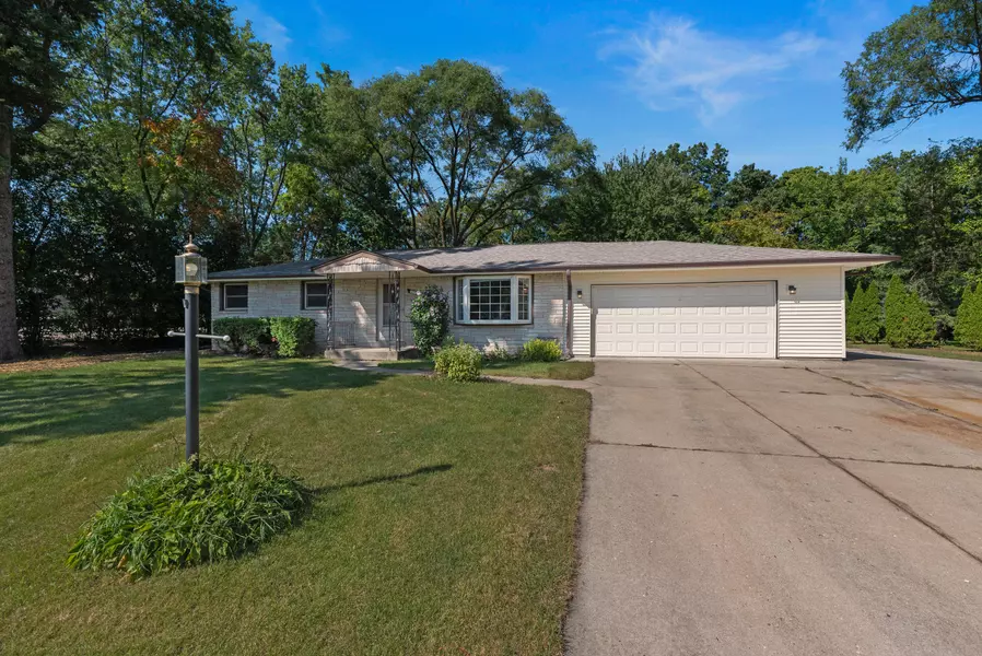 3253 S 147th St, New Berlin, WI 53151