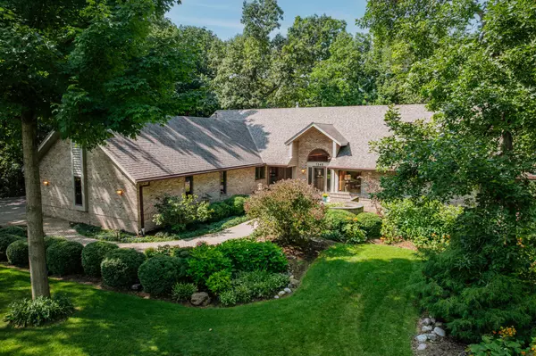 1345 Overlook Cir, Brookfield, WI 53045