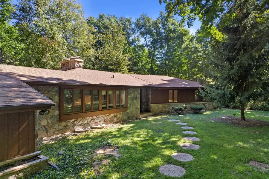 320 Douglas Ln, Cedarburg, WI 53012