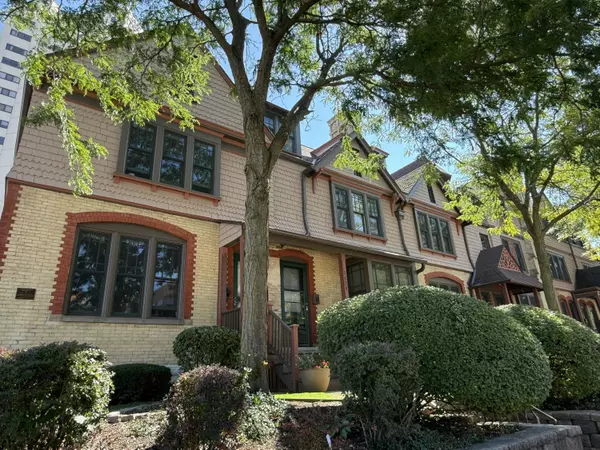 1630 N Farwell Ave, Milwaukee, WI 53202