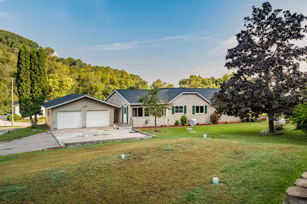 46825 Oak Hill Ln, Dresbach, MN 55947