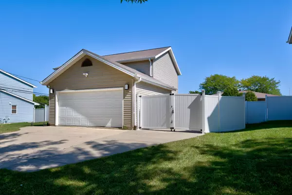 5674 S 14th St, Milwaukee, WI 53221