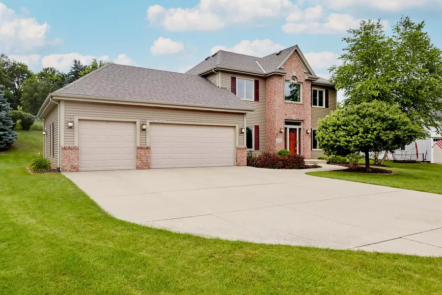 W234N7641 Grey Moss Ct, Sussex, WI 53089