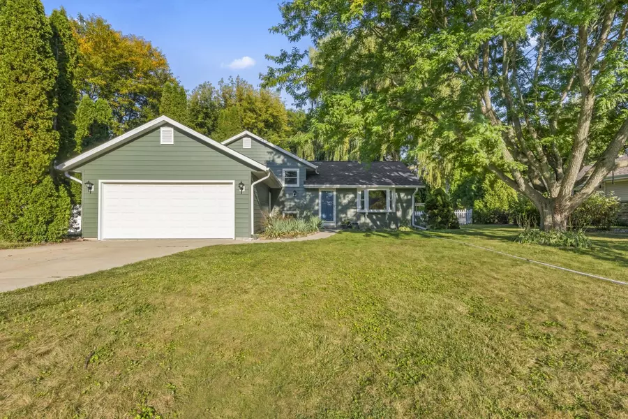 422 Cheshire Ln, Pewaukee, WI 53072