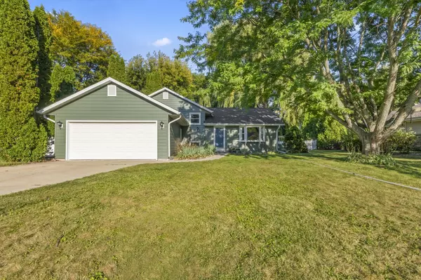 422 Cheshire Ln, Pewaukee, WI 53072
