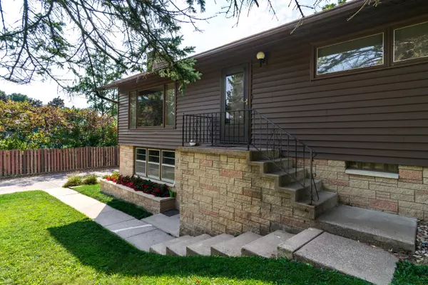 601 4th St N, La Crescent, MN 55947