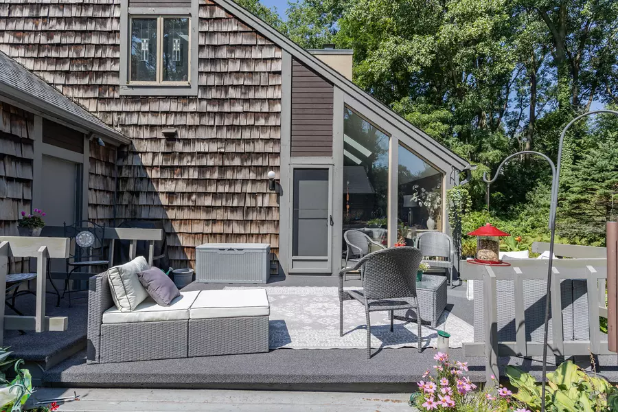 95 Woodfield Ct, Wind Point, WI 53402