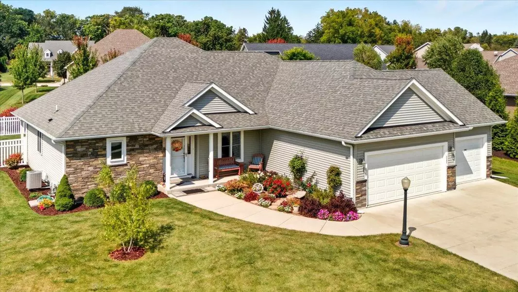 2201 Ravenswood Rd, Burlington, WI 53105