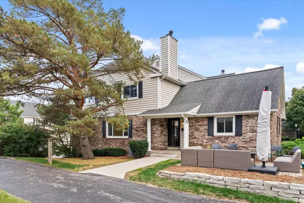 1118 Pilgrim Pkwy, Elm Grove, WI 53122