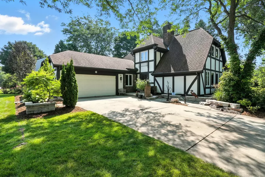 1908 Bobolink Ave, Grafton, WI 53024