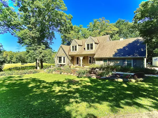 1010 S Wayfare Trl, Summit, WI 53066
