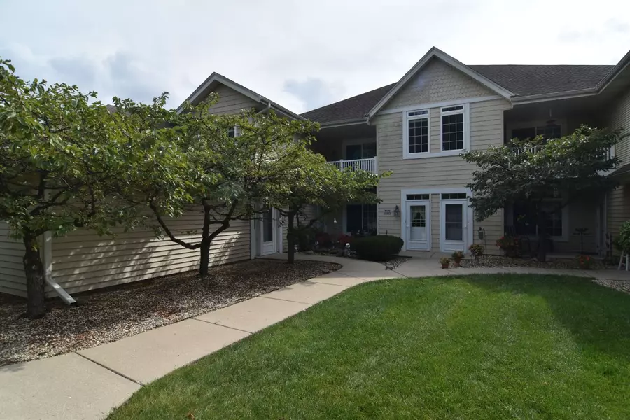 W398N6066 Autumn Woods Dr, Oconomowoc, WI 53066