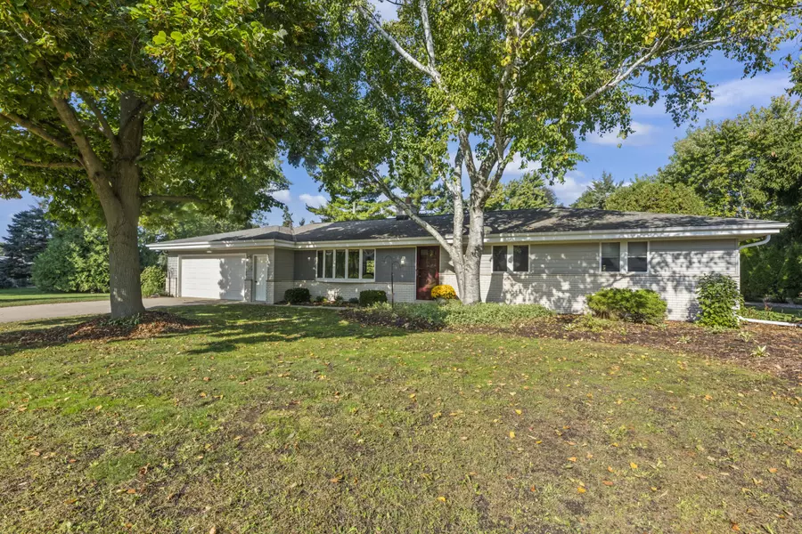 W359N5707 Surrey Dr, Oconomowoc, WI 53066