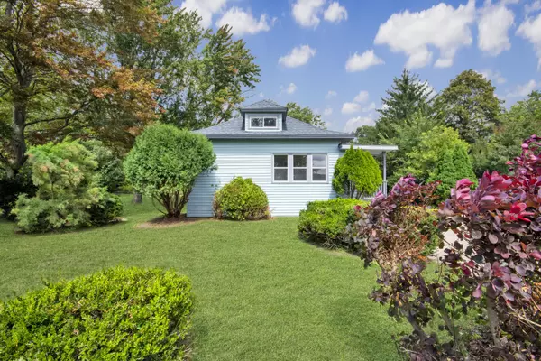 32500 Bassett Rd, Randall, WI 53105