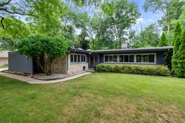 2401 W Apple Tree Rd, Glendale, WI 53209