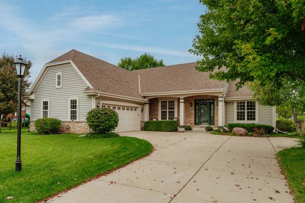 2844 Oakmont Dr, East Troy, WI 53120