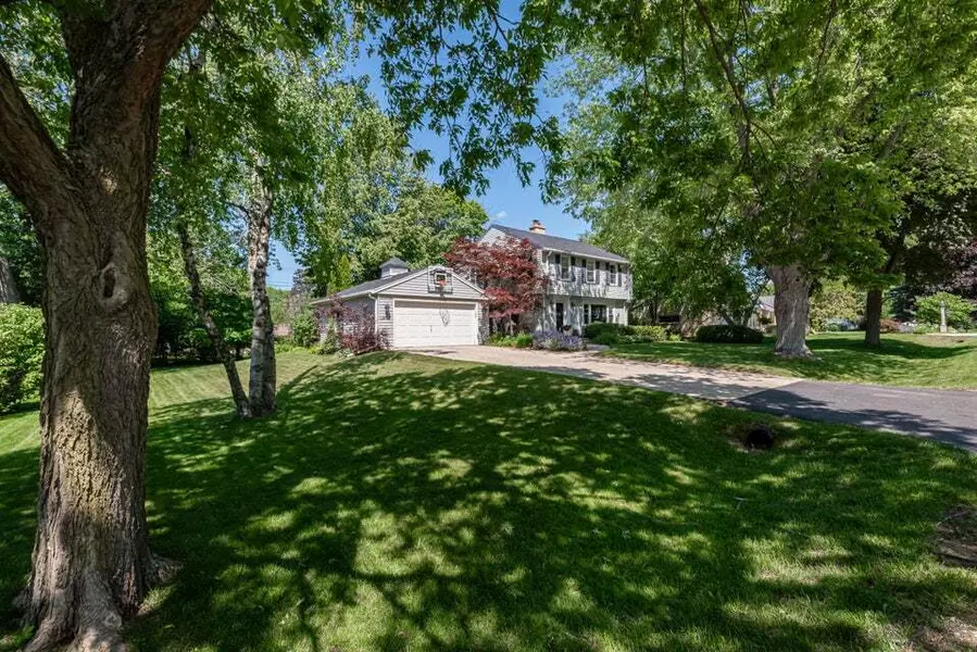 9125 N Meadowlark Ln, Bayside, WI 53217