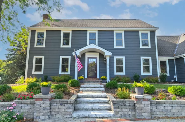 1375 Barrington Woods Dr, Brookfield, WI 53045