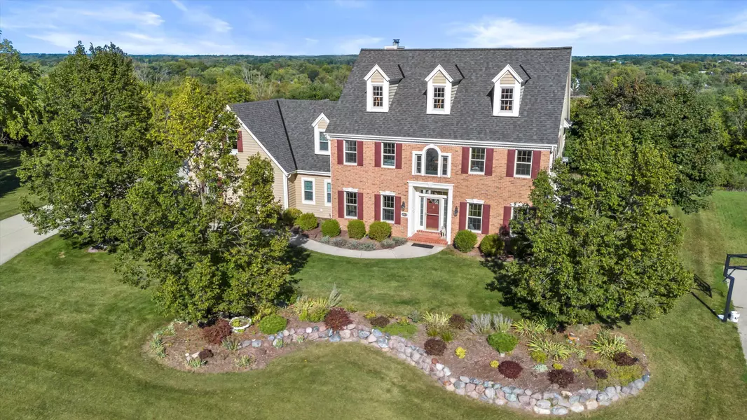 337 River Bluff Cir, Oconomowoc, WI 53066